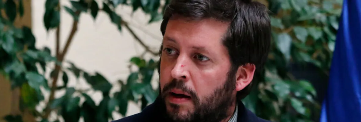 Con platas públicas: Diputado republicano mantiene contratado a exagente de la CNI como personal de apoyo