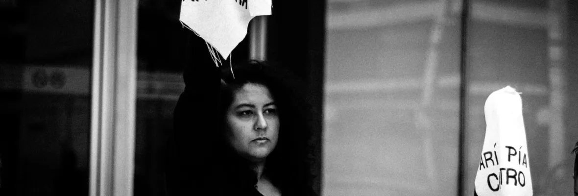 Con centenares de pañuelos y una octofonía poética artistas del Bío Bío problematizan el femicidio en Chile
