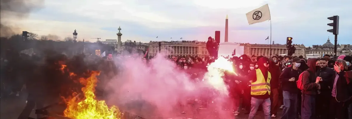 Francia en llamas: Macron y su aprobación de reforma de pensiones desató ola de protestas y enfrentamientos entre trabajadores/as y la policía