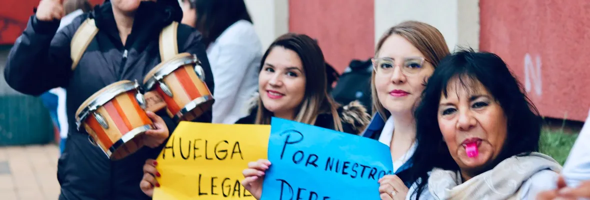 Talcahuano: Sindicato del colegio Etchegoyen inicia huelga con protesta a las afueras del establecimiento