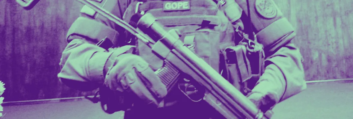Carabineros con UZI en una escuela especial: Directora de establecimiento penquista criticó protocolo de la policía
