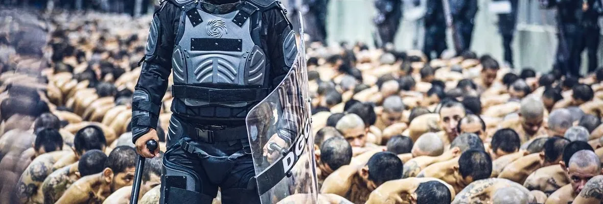 Gobierno de Bukele reconoce "posibles errores" en detener a personas sin nexo con pandillas
