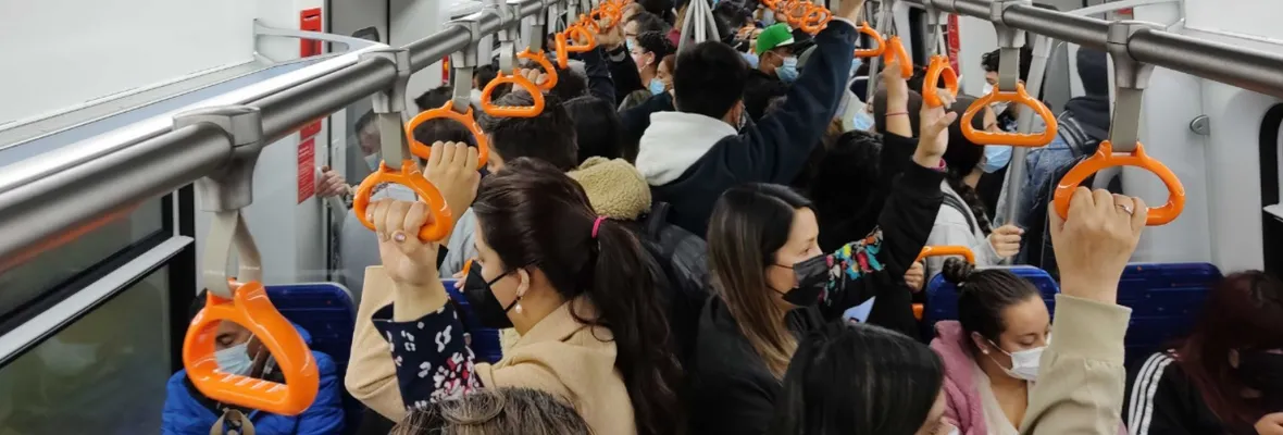 Biotren colapsa: Vagones preferenciales repletos y sin espacio para personas en silla de rueda