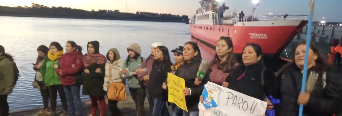 Carabineros reprimió protesta de docentes en Ancud a quienes el municipio les pagó solo la mitad de su sueldo de marzo