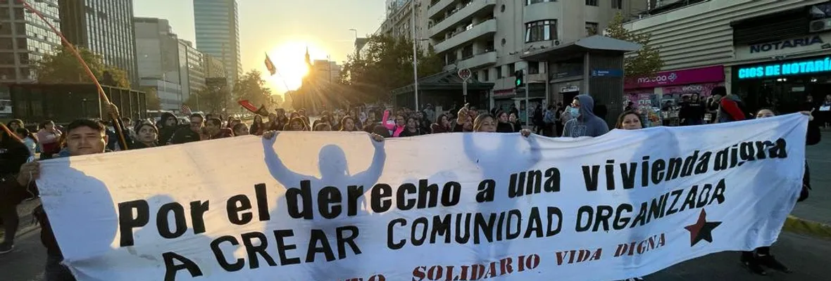 Pobladores se encadenaron a las afueras del MINVU: Denuncian fracaso del Plan de Emergencia Habitacional