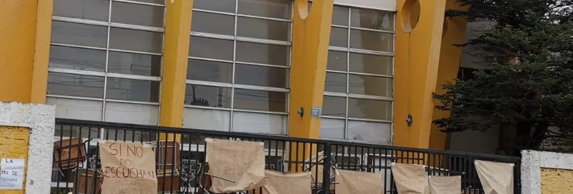 Estudiantes inician toma de Liceo MAZZ de Cabrero: Comedor se inundó por lluvias y no cuentan ni con jabón en los baños