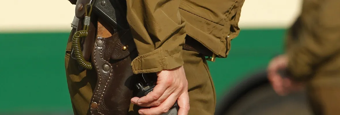 Dan de baja a dos carabineros por entregar armas y municiones desde cuartel tras llamado de supuesto coronel