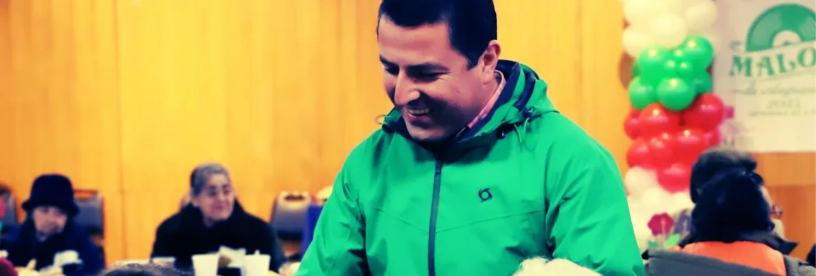 Cuestionan a Alcalde de Cabrero por comprar un MacBook por casi $3 millones en medio de déficit financiero comunal