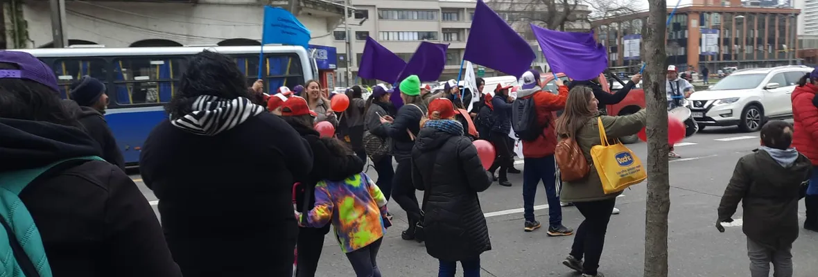 Pobladores/as de FENAPO protestan afuera del SERVIU en Concepción por lentitud en proyectos para comités de vivienda