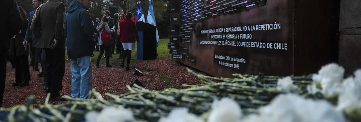 50 años del Golpe: Embajada en Buenos Aires inauguró memorial en honor a chilenos ejecutados y desaparecidos en Argentina