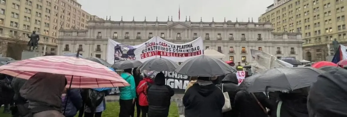 Movimiento Solidario Vida Digna protestó en La Moneda: "Los terrenos sin uso para las familias sin casa
