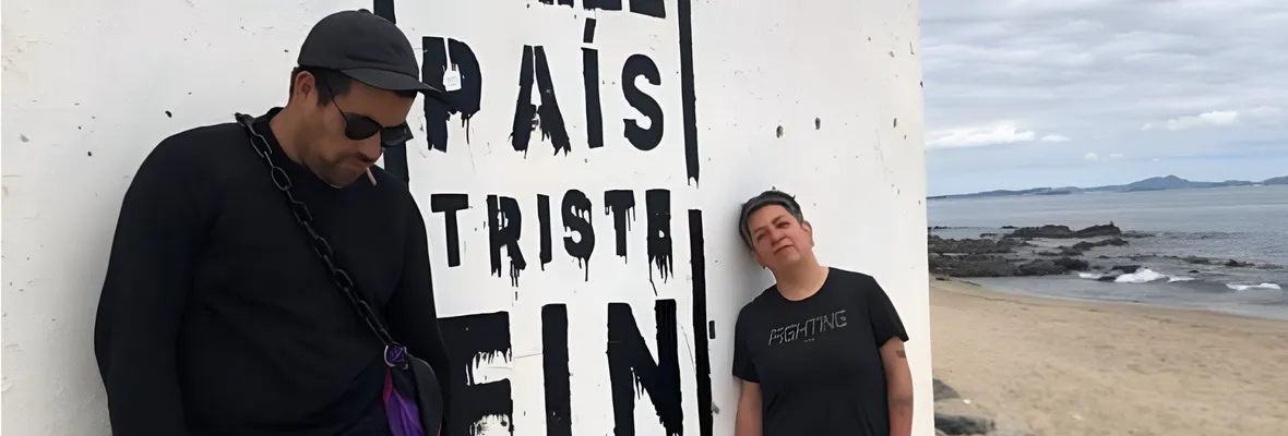 Acción performática "Chile país triste, a cincuenta años de andar por las cuerdas" interviene en vivo la Plaza Tribunales de Concepción
