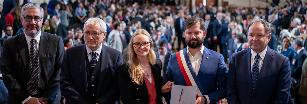 Propuesta constitucional de los partidos políticos fue entregada para plebiscitarse: Encuestas aseguran amplio voto en contra