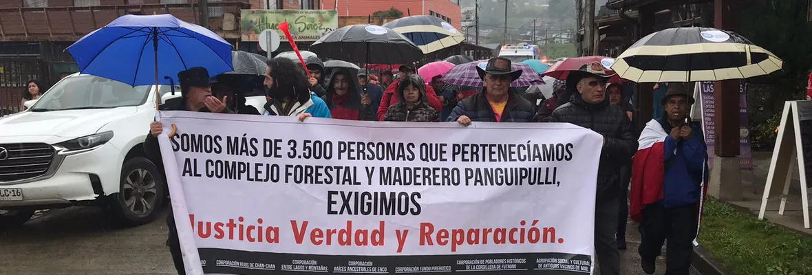 Marcha de los paraguas en Panguipulli: Exigen reconocimiento del desplazamiento forzado como crimen a los Derechos Humanos