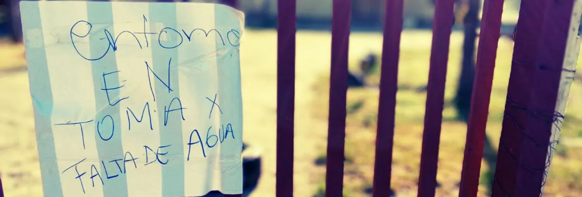 No hay agua: Apoderados de escuela rural en Galvarino se tomaron el recinto para que camiones aljibe lleven el vital elemento a sus hijos