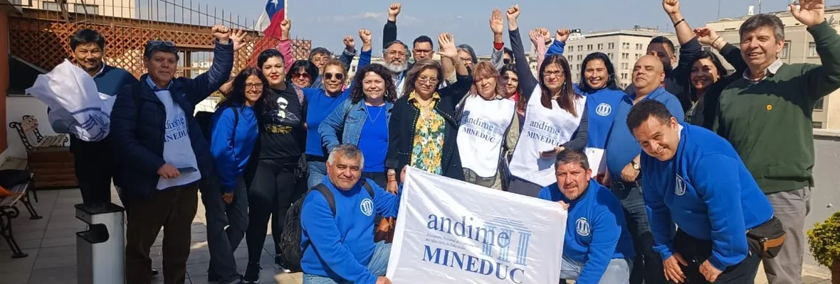 "Dignidad y justicia": Funcionarios del Ministerio de Educación realizan paro nacional por disminución de brecha salarial y la implementación de promoción laboral
