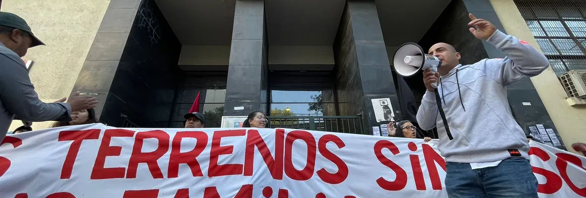 Santiago: Pobladores protagonizaron acciones en La Moneda y el Serviu apuntando a que "el plan de emergencia habitacional sigue fracasando"