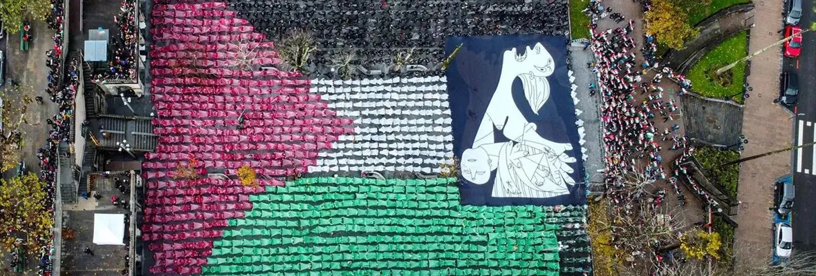 Guernica y Gaza: Simbólico mosaico humano hermana a dos pueblos víctimas de crímenes de guerra