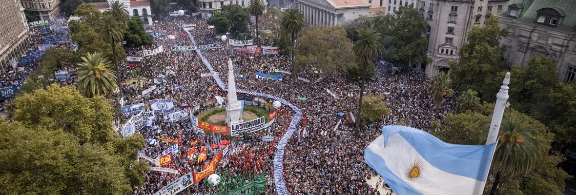 Con la consigna "Nunca más" cientos de miles repletaron las calles de Buenos Aires para conmemorar 48 años del golpe de Estado