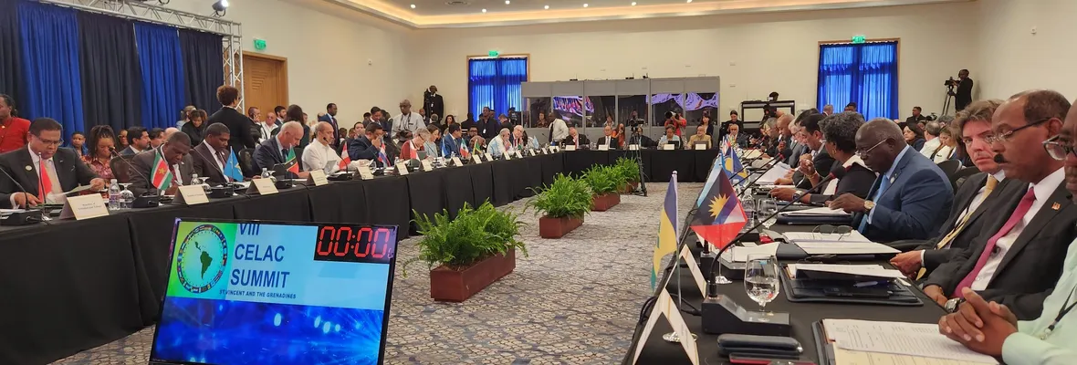Mientras unos luchan por la integración regional, otros la bombardean