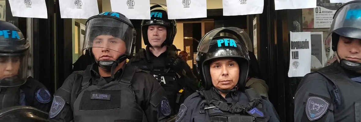 Argentina: Operativos policiales en los espacios laborales tras despidos masivos