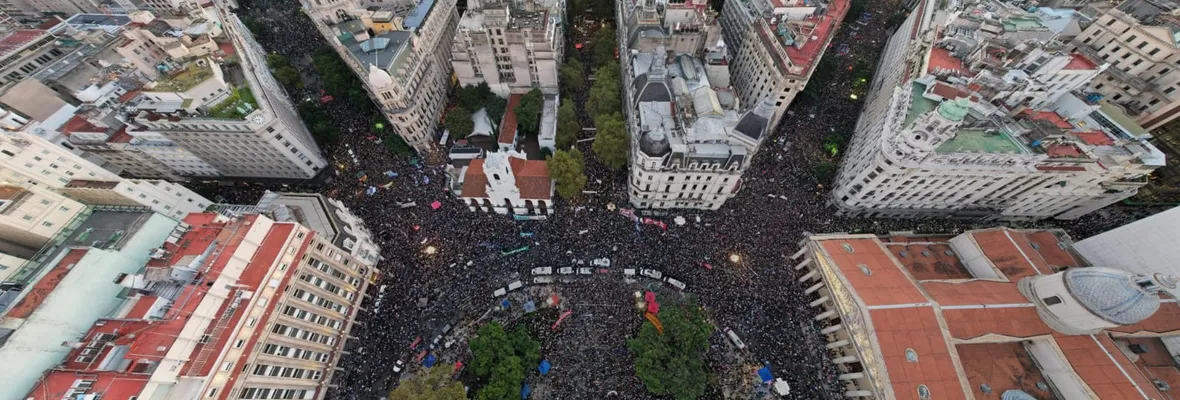 Enorme movilización estudiantil llenó las calles de Argentina con más de un millón de personas en protesta contra políticas ultraderechistas de Milei