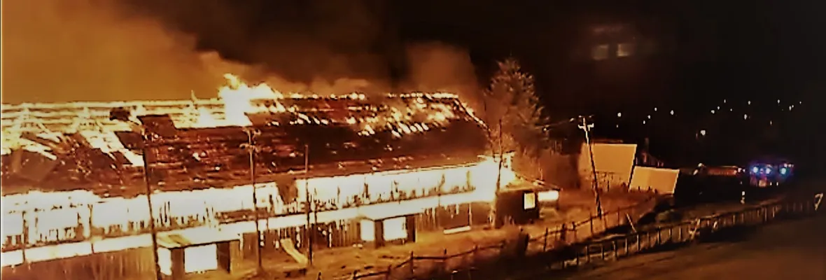 Incendio consumió Monumento Histórico Nacional Galpón Industrial IMASA en Neltume, región de Los Ríos