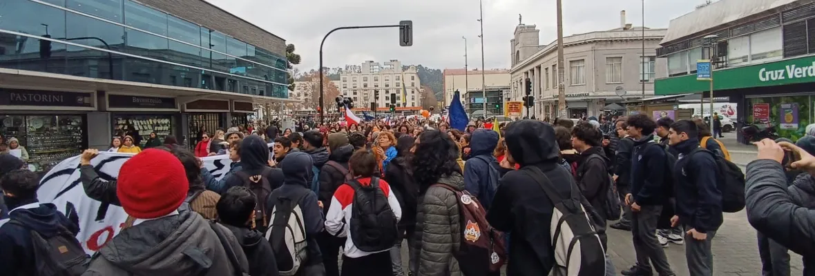 Estudiantes del Liceo Enrique Molina se volcaron a las calles acusando mala gestión de SLEP Andalién Sur en infraestructura y materiales de estudio