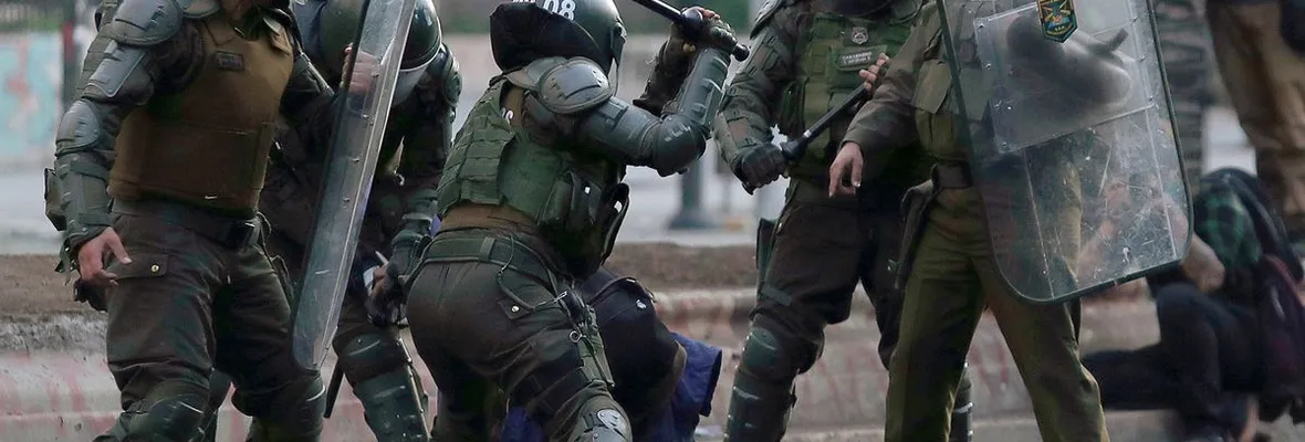Víctima sufrió fractura de nariz, asfixia y amenazas: Por primera vez condenan a funcionarios de Carabineros por torturas cometidas durante el Estallido