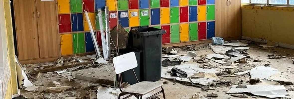 Colegio Los Lobos de Talcahuano se cae a pedazos: Apoderados se tomaron el recinto exigiendo reparaciones