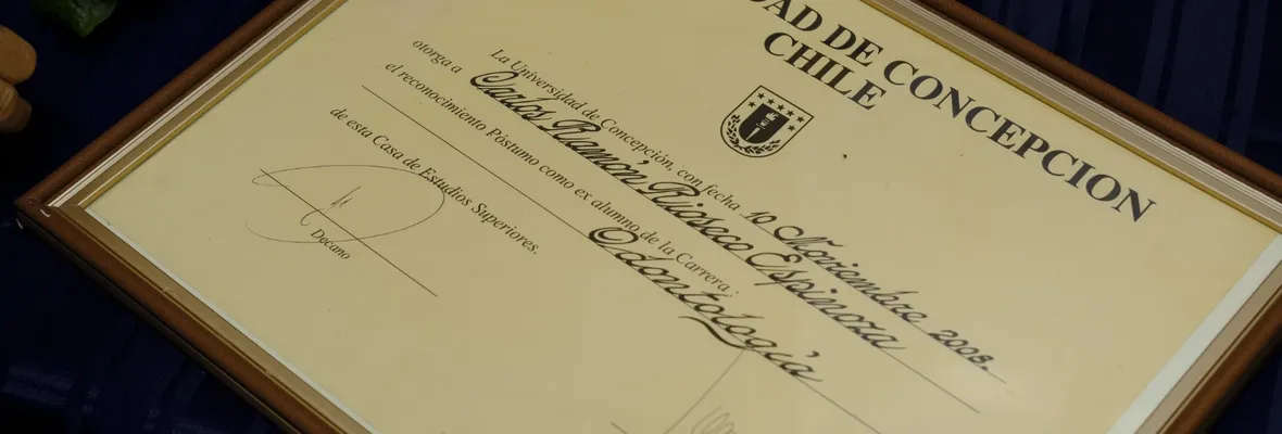 “Carlos vuelve a su Escuela Dental”: íntimo y emotivo homenaje al mirista y ex estudiante de Odontología en la UdeC a 50 años de su detención y posterior desaparición