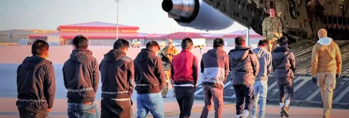 Personas deportadas, encadenadas y esposadas: Parte de las postales que dejó la nueva política migratoria de EEUU a una semana de la llegada de Donald Trump