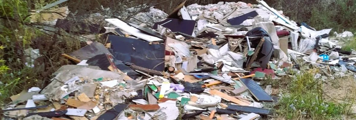 Pese a su declaratoria como urbano: Vecinos reportan nuevas descargas de basura y escombros sobre humedal Vasco de Gama de Hualpén