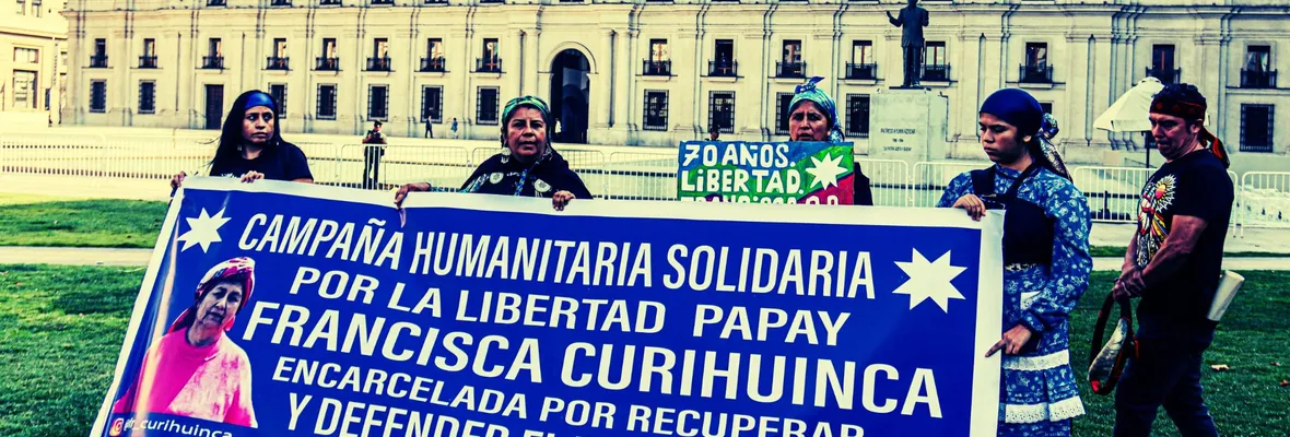 Familia de anciana mapuche presa en Temuco denuncia que fue trasladada al SML engrillada de pies y manos: Terminó cayéndose al interior de carro de Gendarmería