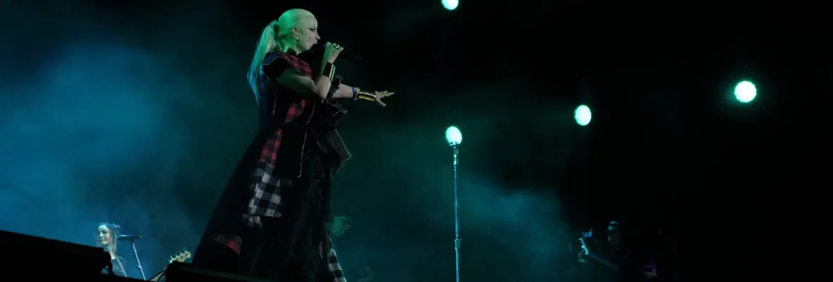 "Esta canción fue inspirada por todos ustedes y su valentía de enfrentar la brutal represión": El tema basado en las masivas y sistemáticas violaciones a los DDHH en Chile que Garbage interpretó en cierre del REC