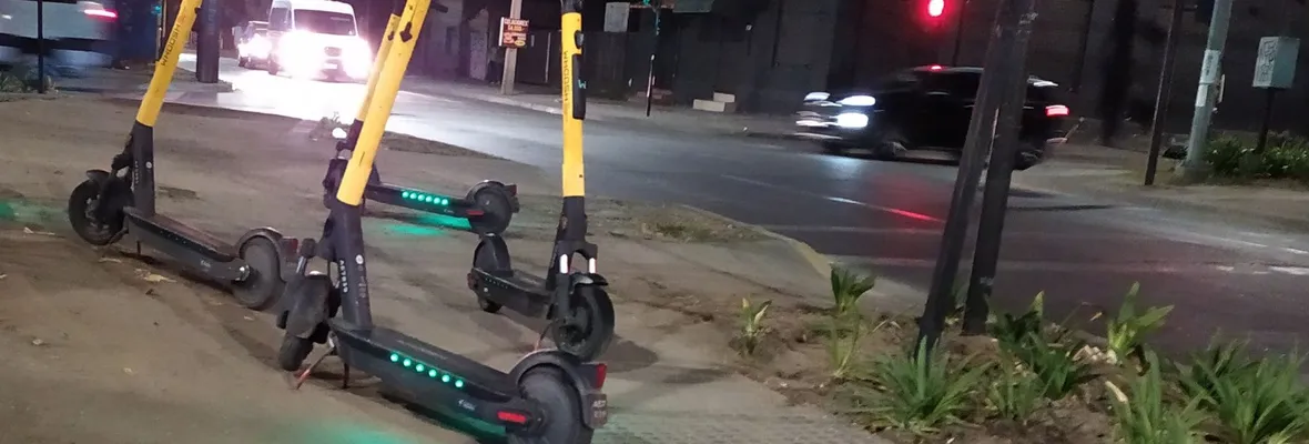 Atropellos, caos vial y 90 pacientes mensuales en el Hospital Traumatológico de Concepción: ¿a quién beneficia el arriendo de scooters?