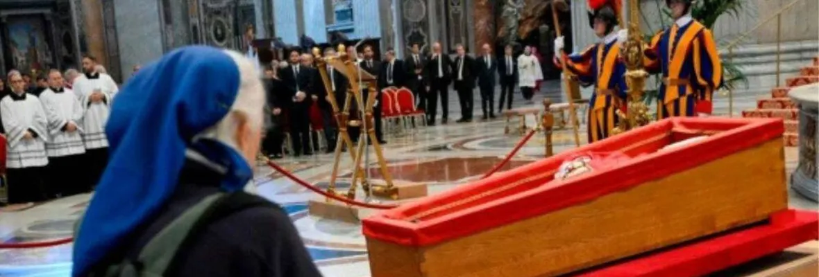 Los detenidos desaparecidos de la dictadura argentina se cuelan en los funerales del Papa
