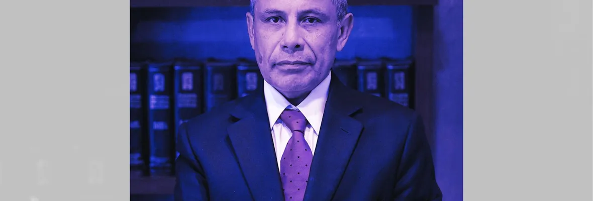 Alejandro Peña: El fiscal del montaje "Caso bomba" y abogado de narcos que defiende a Carabineros