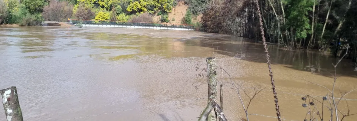 Vecinos encerrados por particular quedan aislados nuevamente tras crecida del río Quilacoya en Hualqui