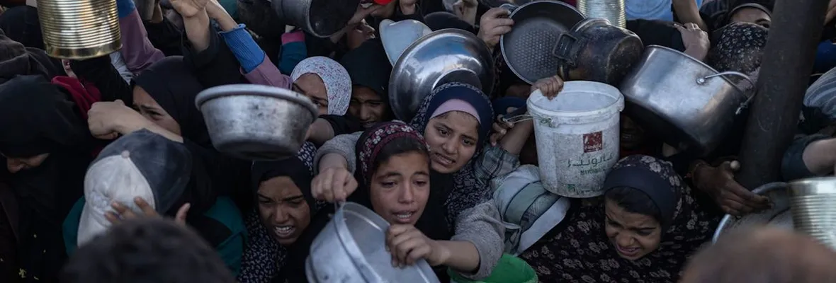 Más de 100 palestinos fueron asesinados ayer en menos en 24 horas mientras la hambruna asola la Franja de Gaza