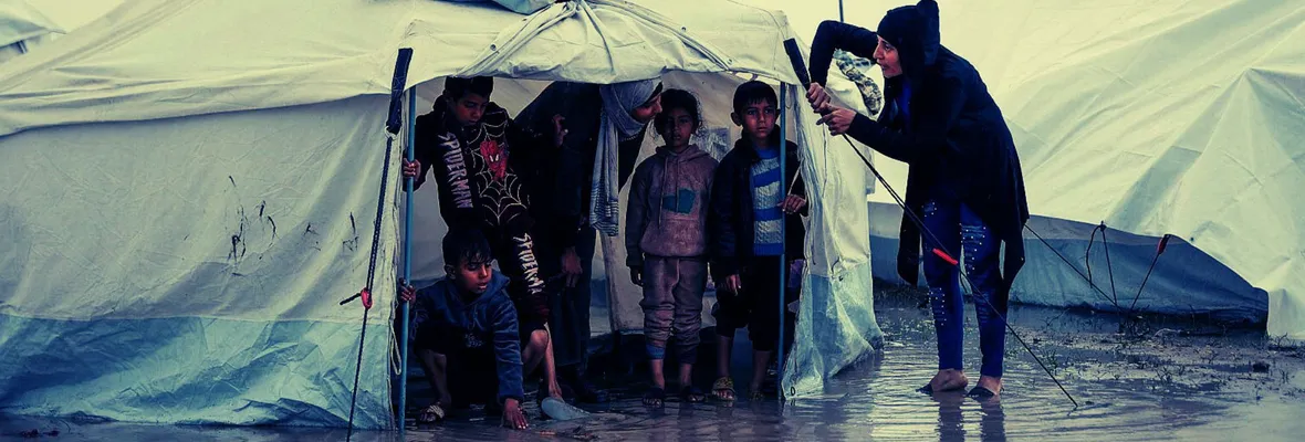 Invierno bajo genocidio israelí: Palestinos resisten inundaciones, falta de saneamiento y bloqueo de medicamentos en Gaza