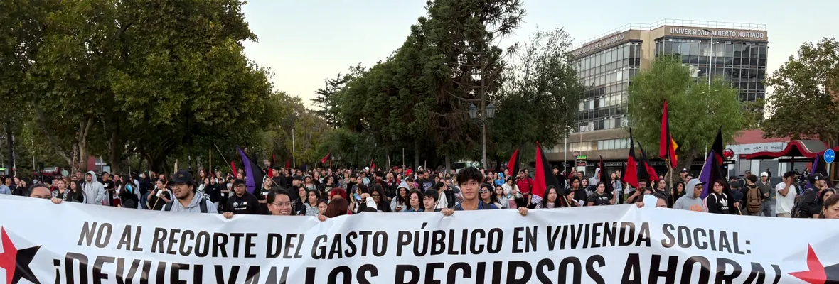 Mil quinientos pobladores protestan en Santiago para exigir al gobierno reponer el gasto público en vivienda social