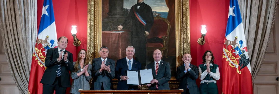 Kast firma su proyecto de ley para megareforma de desregulación y la envía al Congreso