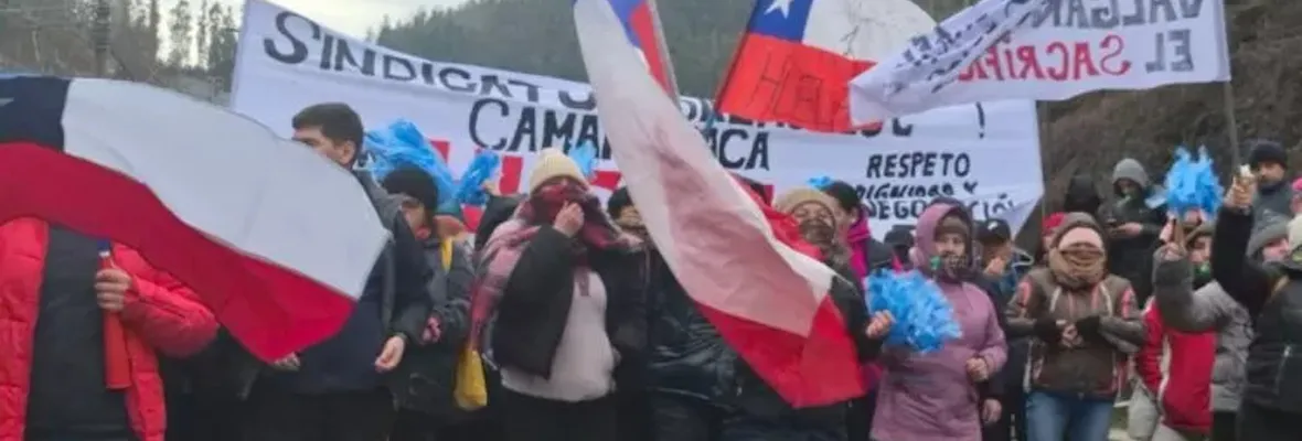 Trabajadores/as de Salmones Camanchaca en Tomé en huelga legal por mejores condiciones laborales
