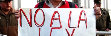 Cosme Caracciolo: "La ley Longueira representa para nosotros la guinda de la torta de la corrupción en Chile"