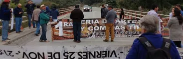Vecinos se toman puente Pejerrey en rechazo ante avance del proyecto hidroeléctrico Achibueno