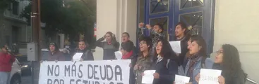 Endeudados del CAE se manifiestan: «La condonación tiene que ser prioridad por parte del Estado»