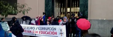 Secundarios se toman acceso de la Dirección Gral de Carabineros gritando: “pacos ladrones, devuelvan los millones”
