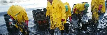 Ordenan a ENAP indemnizar a pescadores por derrame de petróleo en bahía de San Vicente