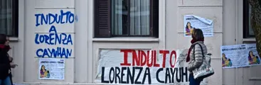 Arrojan pintura y rayan fachada del SERNAM protestando por la libertad de Lorenza Cayuhán